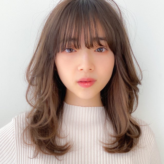 白いセーターを着た女性