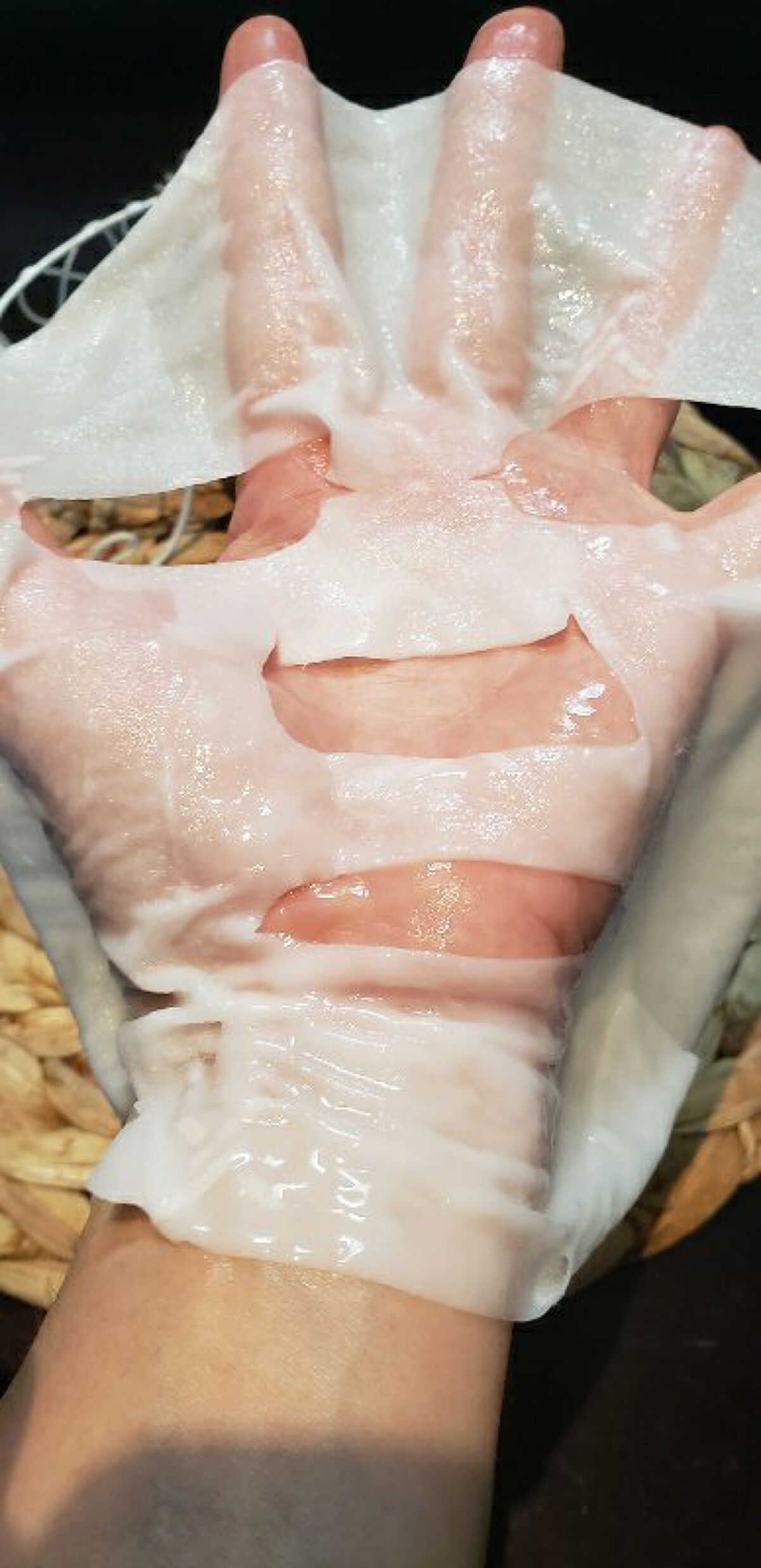 hiro on LIPS 「使用方法洗顔後、化粧水などでお肌を整え、袋からマスクを取り出し..」(3枚目)