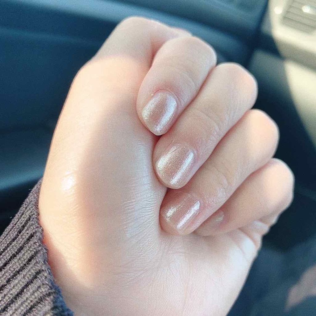 りおたん on LIPS 「コスメデコルテのマニキュアですラメが入っててナチュラルですごく..」(2枚目)