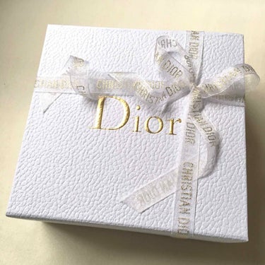 Dior JOY by DIOR - ジョイのクチコミ「誕生日にもらったDiorのJOY intenseです。

底に星の彫刻があって、光が当たると、.....」（3枚目）