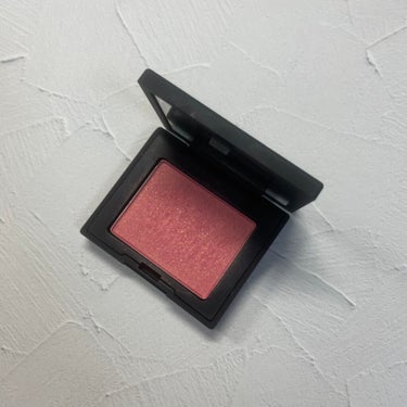 【NARS ブラッシュ 4013N】
ミニリップとセットのものを購入しました。

この色味は誰にでも合いそうな万能カラー❗️
ラメが入っているので頬につけるとつやん✨と
綺麗にのってくれます👍
しかもギ