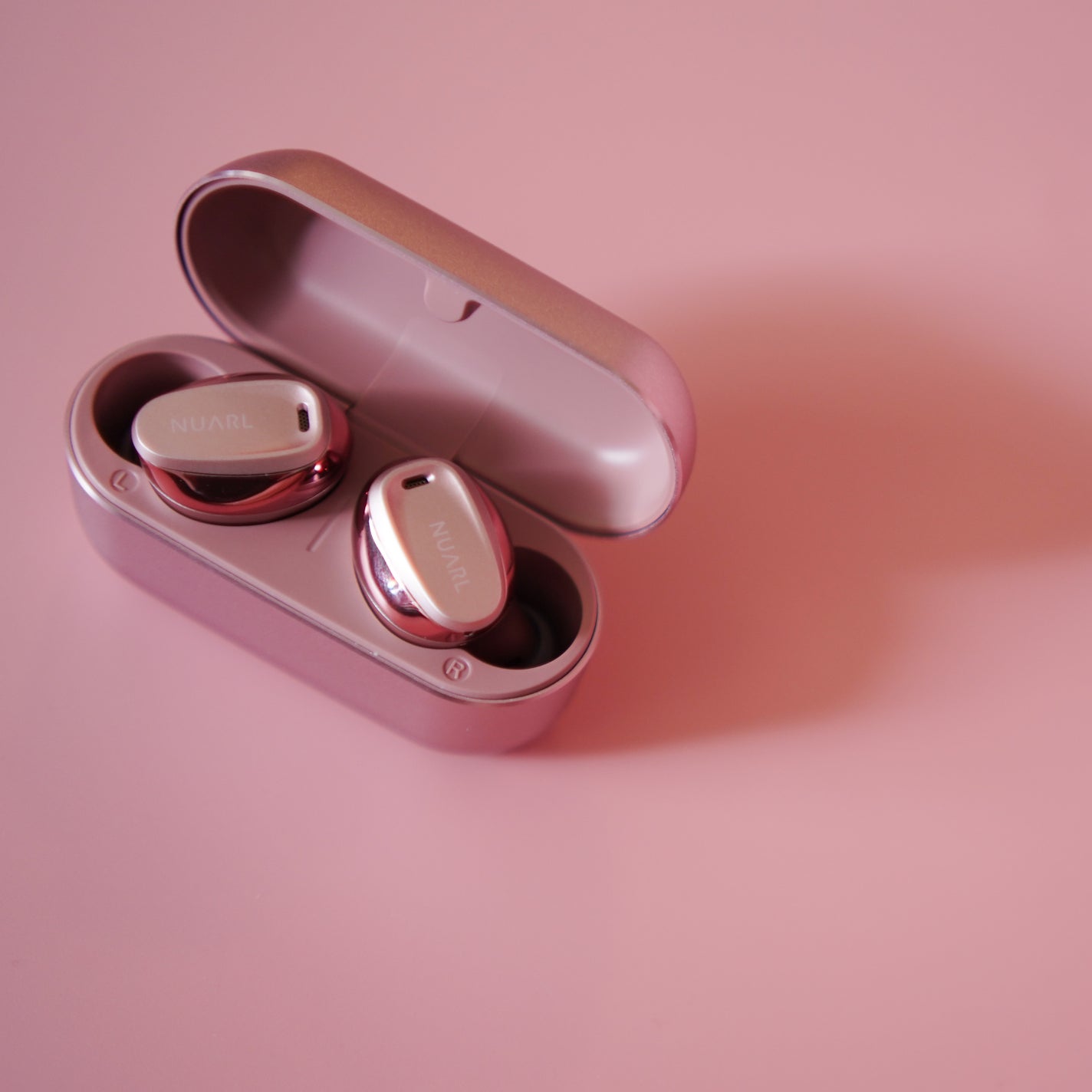 本多忠勝 on LIPS 「nuarlさんのワイヤレスイヤホン高級感のあるデザインがすごく..」(1枚目)