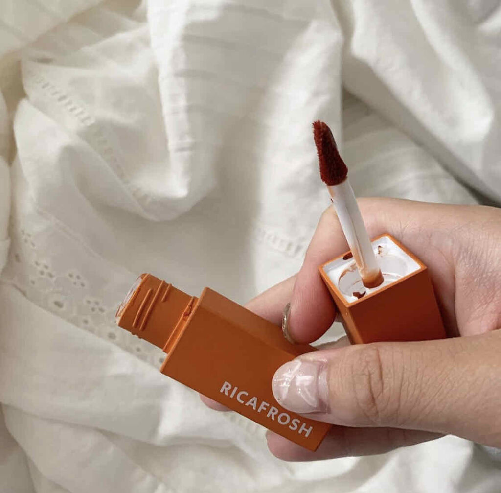 今話題のティントリップ！
・
リカフロッシュのオランジェット🍊
・
・
ツヤがあって荒れにくく
何よりリップの色が落ちにくく
飲んだコップとかマスクにリップが
付きにくいっていう！！！！！！！
・
赤みのあるオレンジに