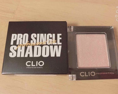 クリオの、ProSingleSHADOW？だったかな。

一目惚れで、買っちゃいました。

写真でもある通り、ラメがざくざく！目元に塗ると可愛らしくきれいめに。

写真では見にくいかもしれないけどこれは