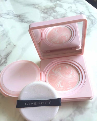 今、人気のGIVENCHYのランタンポレルブロッサムクリームコンパクト💗
見た目がPINKですごく可愛い😍優しいお花の香りでテンションあがります☺️
私はスキンケアの後にぬりぬりしてます。下地かわりにも