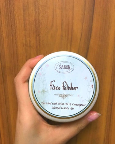 SABON フェイスポリッシャー

サボンのスクラブ入りの洗顔料です。
匂いはミントやレモングラスの香りです。

寒くなってから、毛穴の黒ずみやつまりが原因で、毛穴が広がっていたのが悩みでした。
夜には