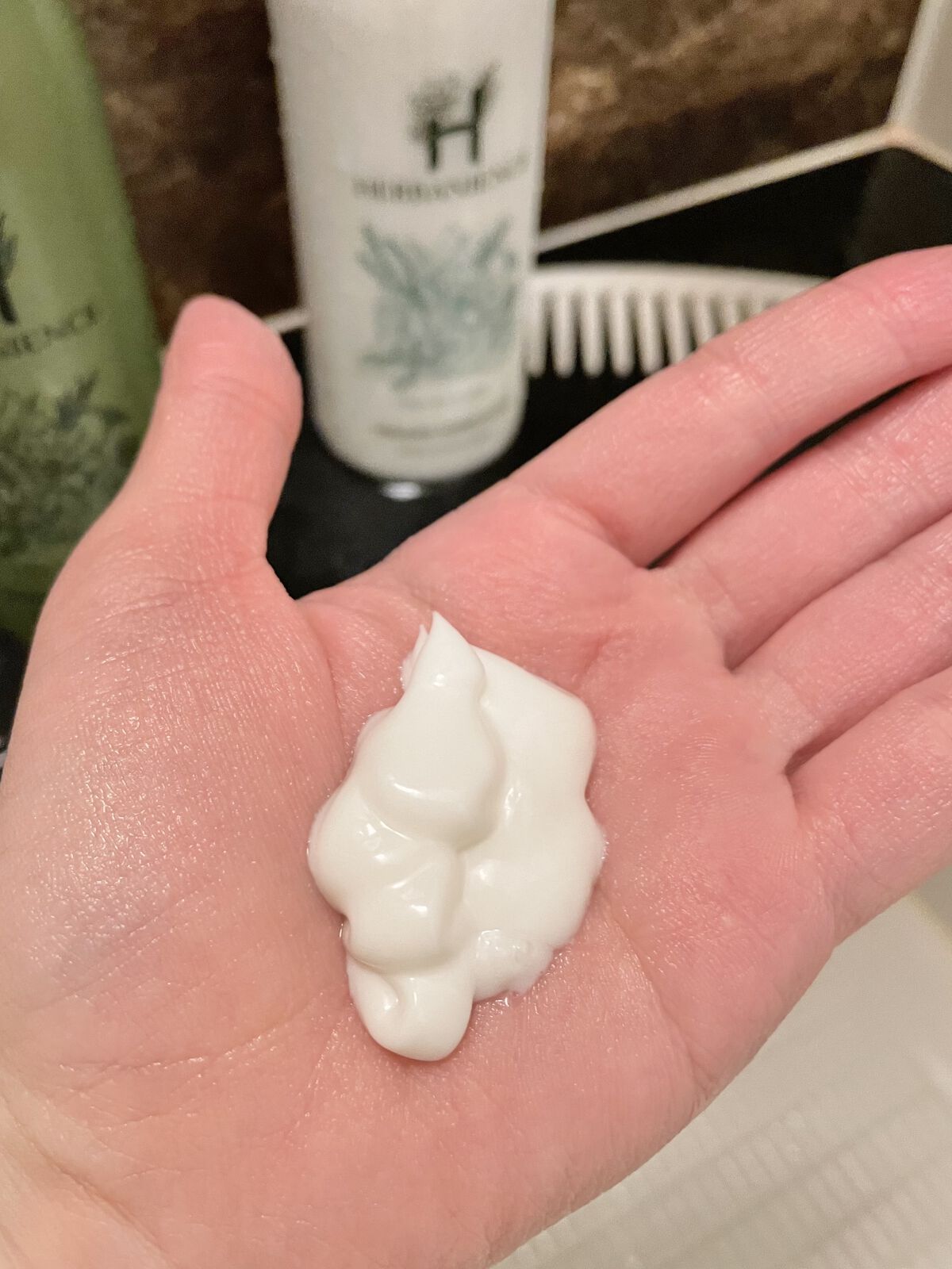 HERBANIENCE ハーバニエンス シャンプー・コンディショナー(シトラス＆ラベンダー)のクチコミ「『うねり』がこんなにおさまるシャンプー初めてすぎてコンディショナー追加した報告🧴🫧
サロンさん.....」（3枚目）