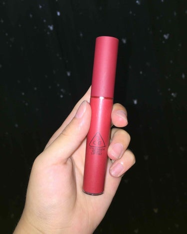 3CE
Velvet Lip Tint ((RED


綺麗な赤で、サラサラとしたテクスチャーで塗りやすいのですが、匂いが甘っくてちょっときついです。

一回塗ってティッシュoffしてからまた塗り足すと