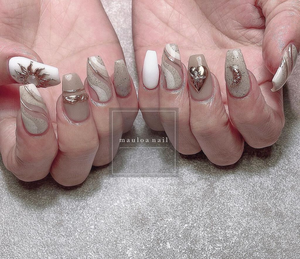 mauloa_nail on LIPS 「・ mirrorart🖤🤎🖤・#ネイル#ネイルデザイン#月..」(1枚目)