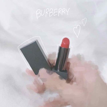 BURBERRY リップベルベットのクチコミ「：BURBERRY：

ロンドンのお土産に貰ったBURBERRYのリップ

発色がとても綺麗で.....」（1枚目）