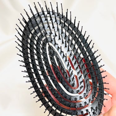 マペペ デタングリングブラシ ３Dスーパーフィットのクチコミ「濡れた髪にも乾いた髪にも使えるヘアブラシ✨
普通のブラシと違って、螺旋状になっているのがポイン.....」（3枚目）