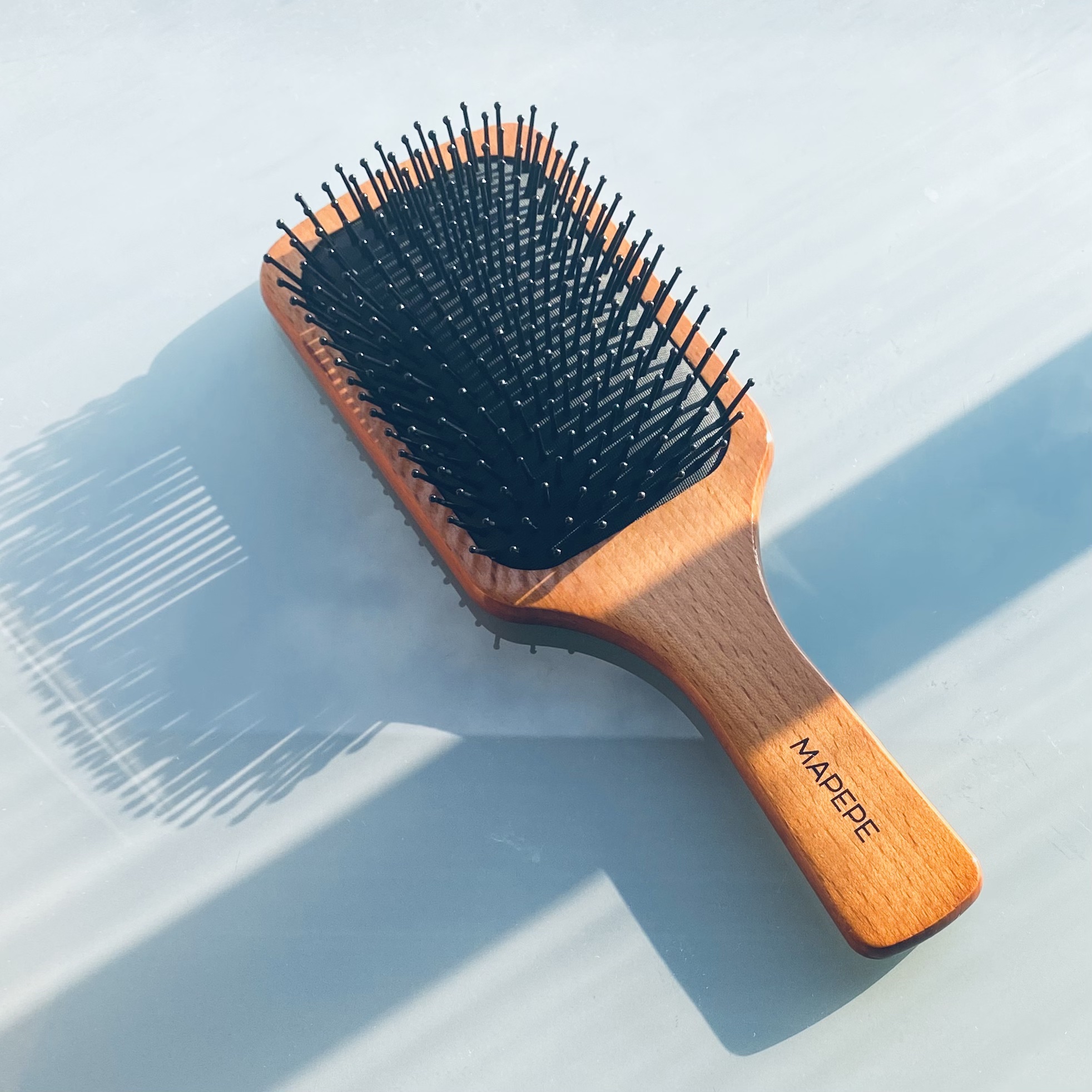 マペペ ふかふかクッションのパドルブラシのクチコミ「 切れ毛などに悩んでいたのでこちらのヘアブラシを変えてみました。
圧力を分散しながらブラッシン.....」（2枚目）