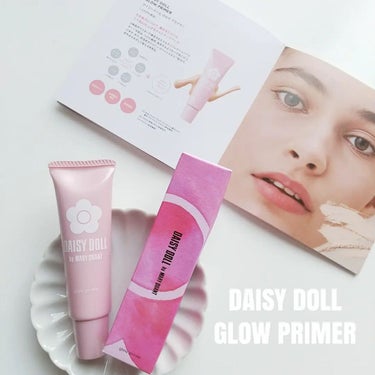 ＼2022秋冬デイジードールは艶美肌が鍵／

✿ ＤＡＩＳＹ ＤＯＬＬ✿
by MARY QUANT 

2022 AUTUMN / WINTER

❁GLOW PRIMER
❁LIQUID SERUM FOUNDATION

デイジードールから
2022AWアイテムが9/17に登場♥︎︎ˎˊ˗

＿＿＿＿＿＿＿＿＿＿＿＿＿＿＿＿
✿GLOW PRIMER グロウ プライマー
＿＿＿＿＿＿＿＿＿＿＿＿＿＿＿＿

光を味方につけて、
輝きが溶け込むツヤ肌に仕上げてくれる
メイクアップベースです🌟

○レッドパールで血色感🆙
○ゴールドパールで華やかさ🆙
○シルバーパールでトーン🆙
○サファイアパウダー、シルクでツヤ感🆙

5種類のパウダーで構成された
マルチリフレクションパウダーが
発光するようなツヤ肌を演出🌟

さらに保湿成分
○シルバーヴァインエキス
○ヒアルロン酸Na
がみずみずしい肌に整えながら、
微細な球状パウダーが毛穴の凹凸を
カバーして皮脂を吸着❣
化粧崩れしにくい処方です ˎˊ˗

手にとるとまるでブロンズのように
光り輝くリキッド♥

指で伸ばすとみずみずしく広がって
光の反射でつやんつやんの艶肌が
作れちゃいます🥺✨

無香料なので香りを気にせず
使えるところも◎

＿＿＿＿＿＿＿＿＿＿＿＿＿＿＿＿＿
✿LIQUID SERUM FOUNDATION 
リキッド セラム ファンデーション
＿＿＿＿＿＿＿＿＿＿＿＿＿＿＿＿＿

美容液成分をたっぷり配合して
肌荒れ予防と保湿効果を叶える
リキッドファンデーション❀

密着成分が肌の凹凸や表情の動きに
あわせて伸縮するから崩れにくく
マスクにも移りづらい“もちツヤ美肌”に♡

さらに皮脂吸収パウダーが
皮脂による化粧崩れも
ブロックしてくれます◎

雫になって落ちるくらい
みずみずしいリキッド✨

軽い力で伸ばせるから
強く叩き込まなくても摩擦レスで
毛穴を隠せるから肌にやさしいし、
まるで肌と一体化するように密着して
自然な美肌になれちゃいます🥺❣️

全4色展開で

01 明るい血色感のポーセリン
02 明るく暖かいアイボリー
03 ニュートラルなナチュラルベージュ
04 ヘルシー健康的なサンド
　（※公式オンラインストア限定色）

私は02ですが明るめイエベさんにおすすめ💛

SPF30・PA++ と程よい紫外線カット効果だし、
高保湿だからこれからの季節に丁度良い☺️🍁❣️

デイジードールは手の届きやすい価格帯で
かわいらしいデザインなところもツボです🥺❀


過去のDAISY DOLL投稿▽
#kyoko_____daisydoll



✼••┈┈┈┈••✼ 使い方 ✼••┈┈┈┈••✼

○グロウ プライマー

スキンケアで肌を整えた後、
適量を指先にとり薄く伸ばしてください。


○リキッド セラム ファンデーション

スキンケアや化粧下地で肌を整えた後、
少量ずつ手に取り顔の中心から
外側に向かって薄く均一に伸ばし
なじませてください。



────────────
□ グロウ プライマー
 ∟30g  ¥1,430 tax in

□ リキッド セラム ファンデーション
 ∟ 全4色 ¥1,980 tax in

□ 2022.9.17 発売
────────────

#デイジードール #かわいいだけじゃない #グロウプライマー #リキッドセラムファンデーション #ベースメイク #メイク下地 #化粧下地 #艶肌 #マリクワ #マリークヮント #メイクアイテム  #daisydoll #maryquant #2022AW の画像 その1