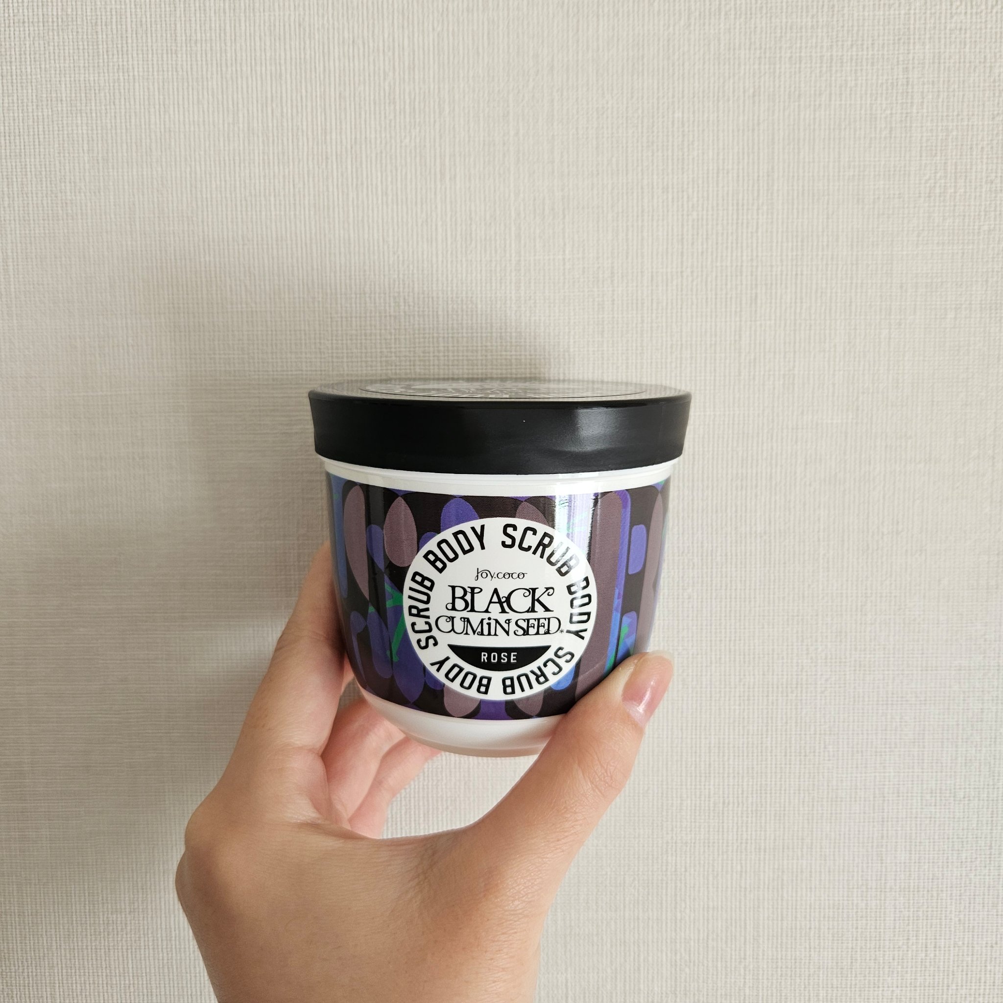 Joy.coco
ジョイココ　ボディスクラブ　ブラッククミンシード

￥1.980

毎日使えるボディスクラブ🫧

スクラブって固めのテクスチャーが多いイメージだけど

こちらは空気をふくんだみたいにフワッとしています！
ホイップクリーム