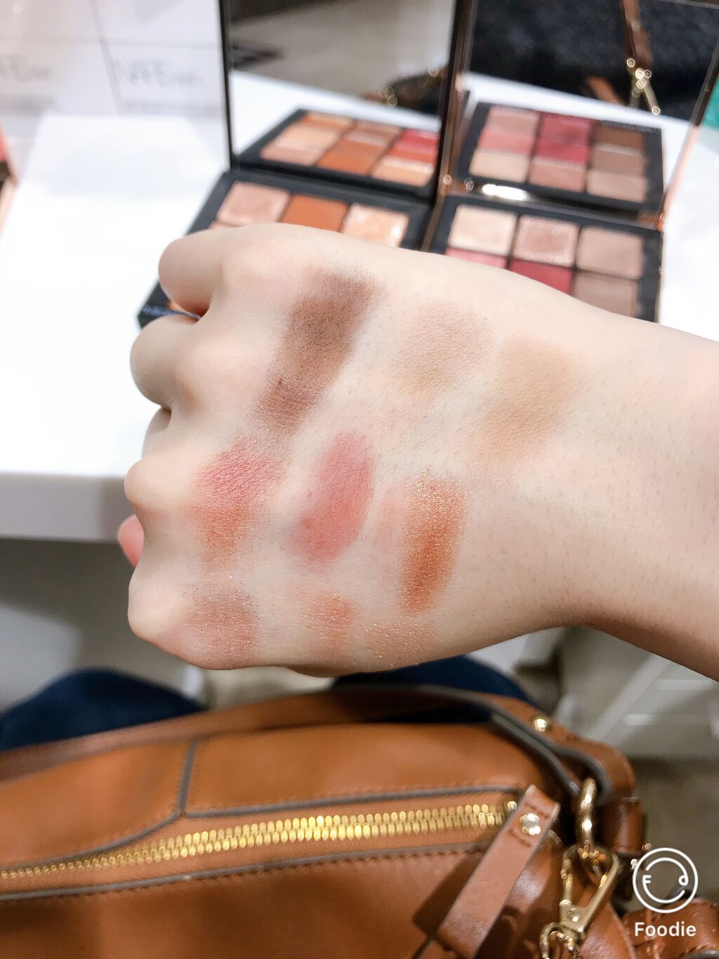 あおね on LIPS 「アンインヒビテッド アイシャドーパレット スウォッチ5/16予..」(2枚目)