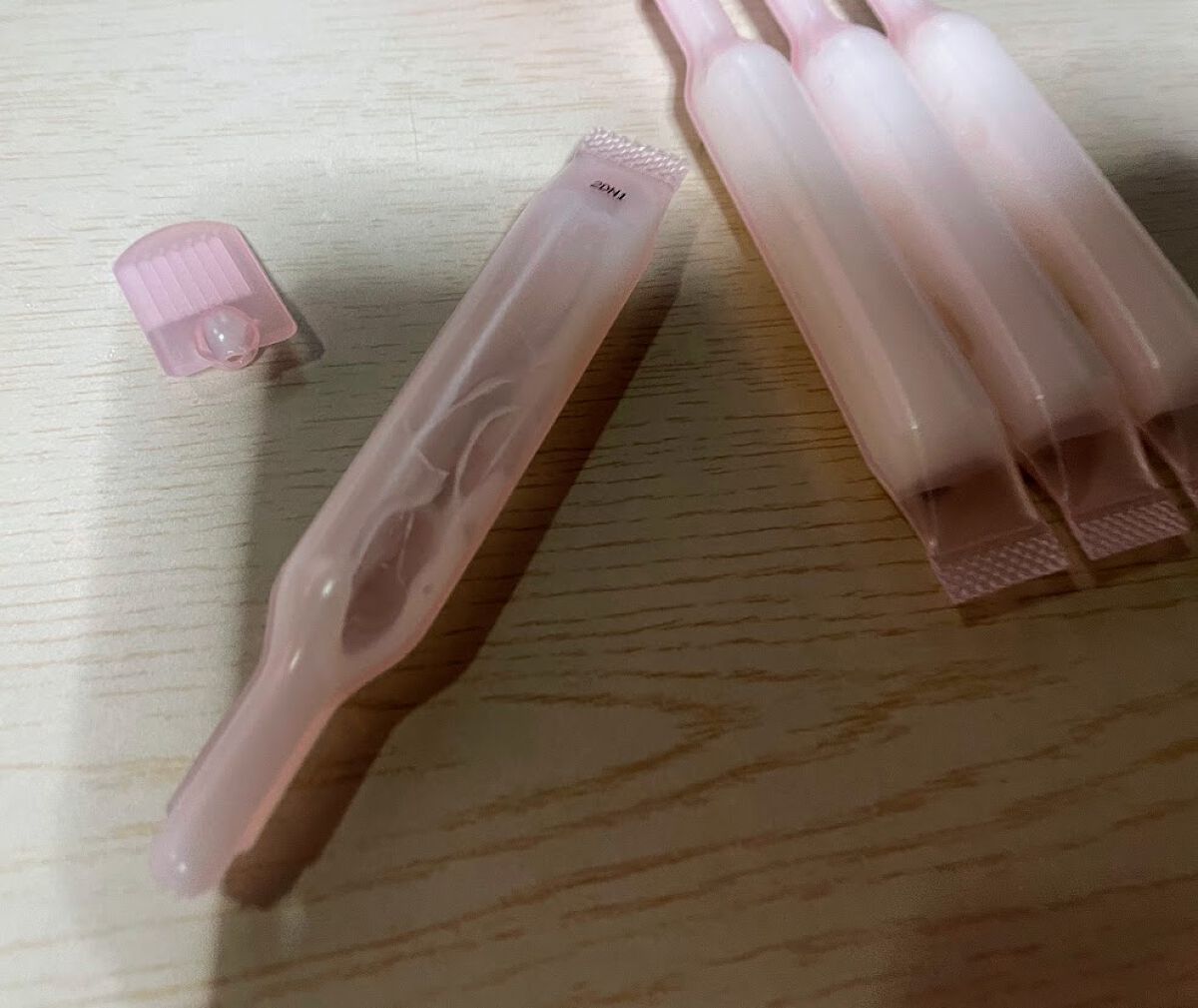 FUN AZUM ストレート＆ダメージリペア 集中トリートメントのクチコミ「パッケージがぱピンクなのですが
トリートメントのほうがキラキラしていて
パッケージを写すと.....」（2枚目）