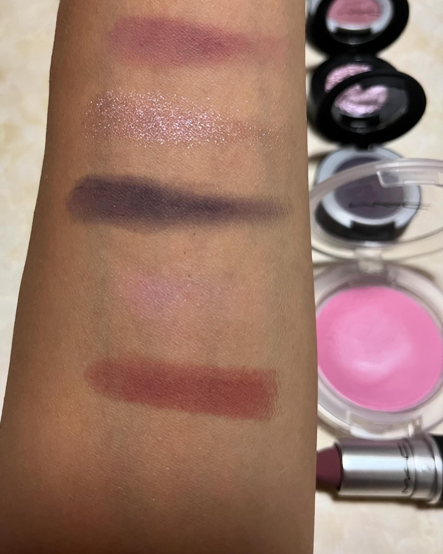 パウダー キス アイシャドウ イッツ ヴィンテージ/M・A・C/単色アイシャドウを使ったクチコミ（3枚目）