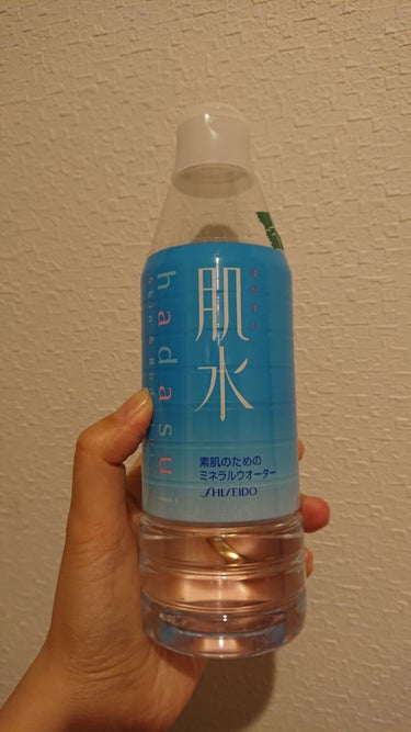 資生堂 肌水

高校生のときに使ってたなーと懐かしく購入。
天然水を100％で肌に普段がかからないのでバシャバシャつかってます。
ミネラルウォーターで、頭の先から足の先まで全身に使えるので重宝しています