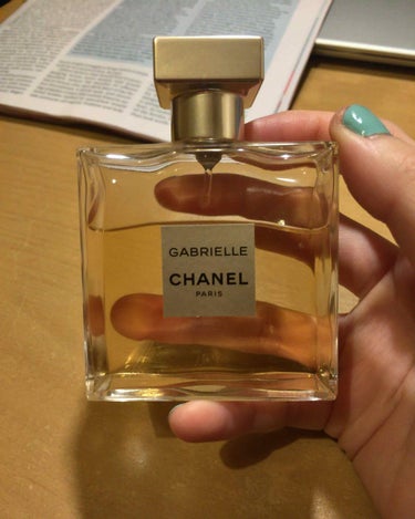 「甘くもなく、きつくもない匂いの香水ちょうだい」と言ってChanelのイギリス人美人美容部員さんにオススメしてもらったのがこれ。
私は新作とかあまり知らなくて買ったのですが、女性らしいフローラルの香りで