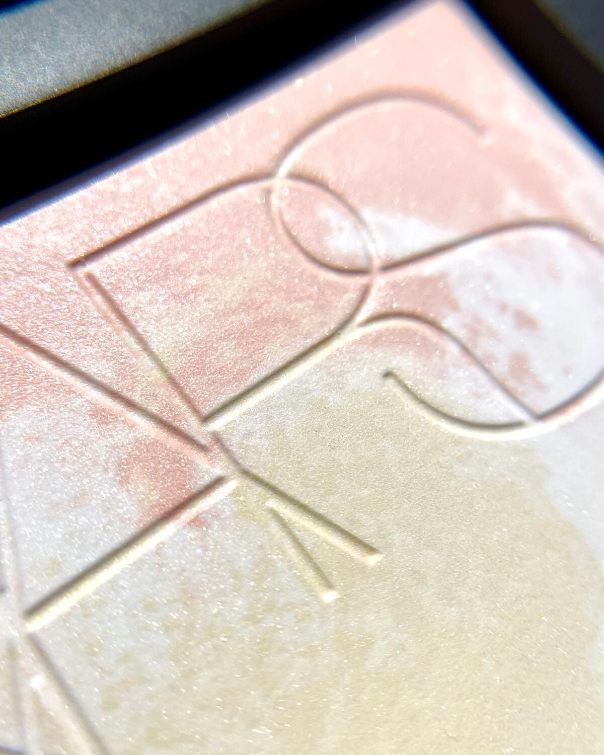 ライトリフレクティング プリズマティックパウダー/NARS/プレストパウダーを使ったクチコミ(2枚目)