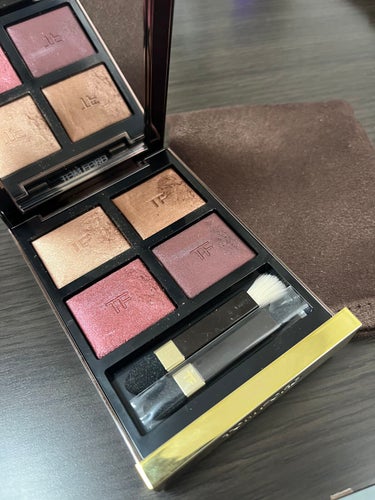 初のTOM FORD BEAUTY

色はハネムーン

値上がり前に定番色購入した。

一度は使ってみたかった！

良き✨✨✨

一色でもキレイに仕上がるし、
色持ちもいい。
