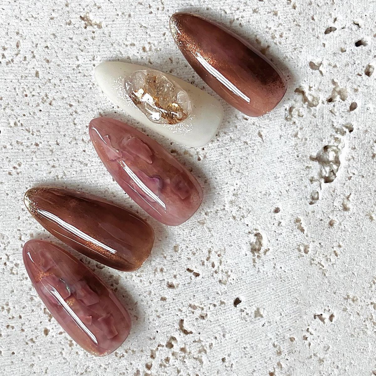 #ジェルネイル,#ニュアンスネイル,#シンプルネイル,#大人ネイル,#秋ネイル,#冬ネイル,#トレンドネイル,#個性派ネイル,#ミラーネイル,#アクセサリーネイル,#セルフネイルのネイルデザイン