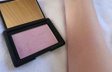 NARS ハイライティングブラッシュパウダーのクチコミ「
＊NARS
～ハイライティングブラッシュパウダー 5132～


このハイライトはピンクとパ.....」（2枚目）