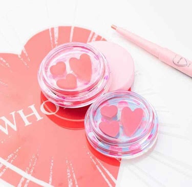 WHOMEE から新作コスメ💄が！！！？

まずは、見た目から胸きゅんなリップ🥺💗💗
その名も『ムネキュン リップグロス』！！！！
ハートがとっても可愛いですよね💕

カラーは２種類で｢ズキュンレッド｣