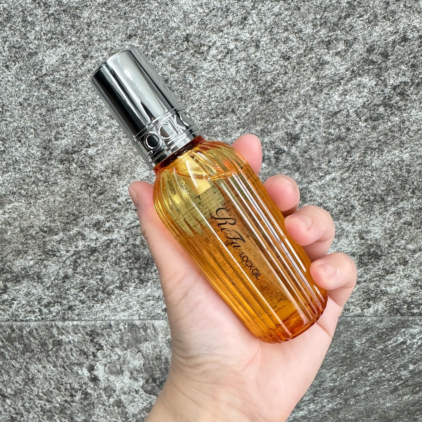 🧴
大好きなReFa💖

　
アイロンにドライヤーシャワーヘッドまで愛用してるのに
ロックオイルは今更買いました😂笑
⁡
⁡
指通りは柔らかく艶やかなウェット感
ストレートも巻き髪も綺麗にキープできる🩷
⁡
⁡
香りはみずみずしくて