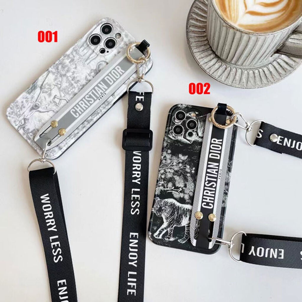 pectaur on LIPS 「Diorアイフォーン12mini手首ストラップ付きカバー田園風..」(1枚目)