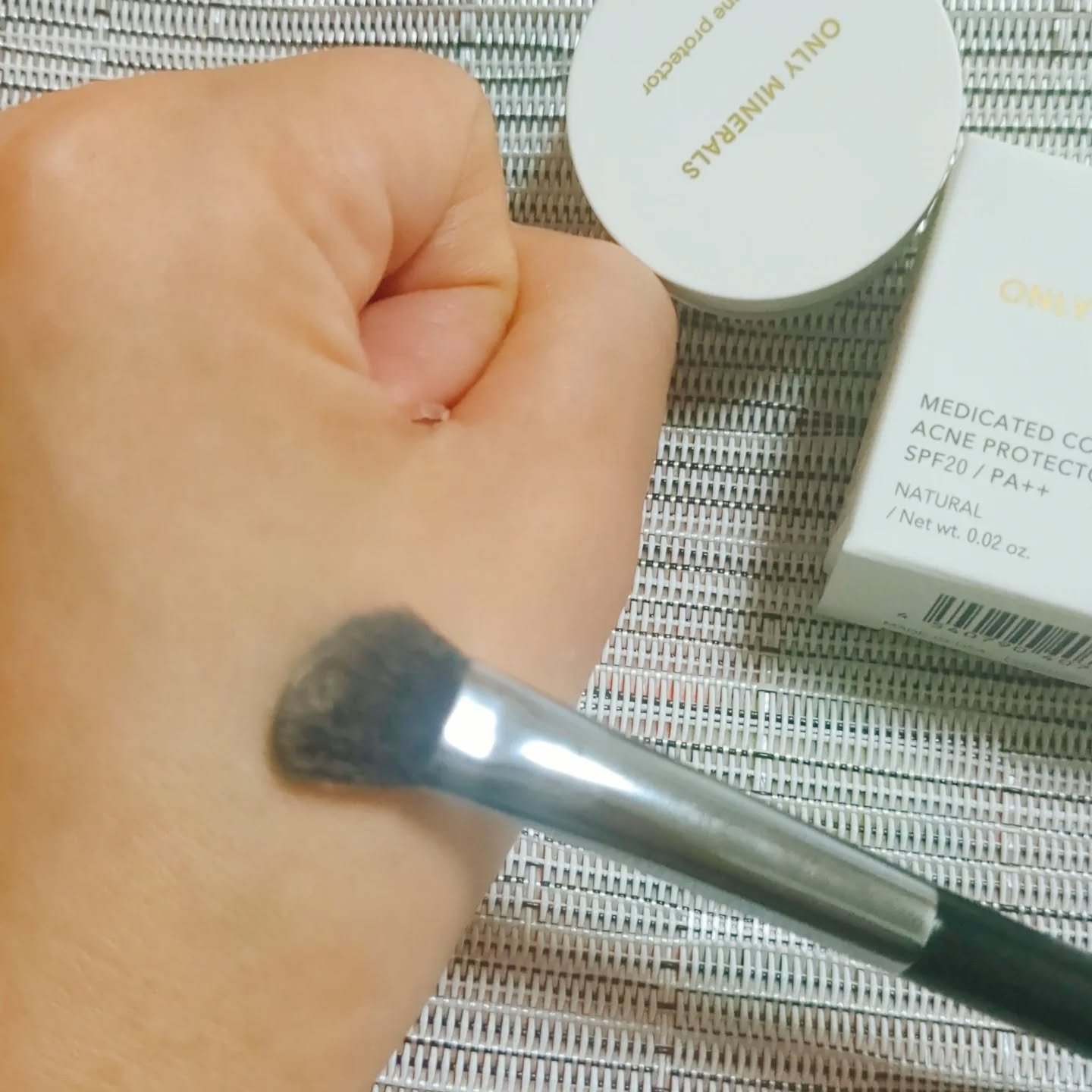 薬用コンシーラー アクネプロテクター/ONLY MINERALS/パウダーコンシーラーを使ったクチコミ（2枚目）