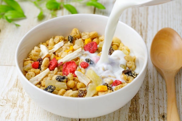 グラノーラに牛乳を注ぐ様子