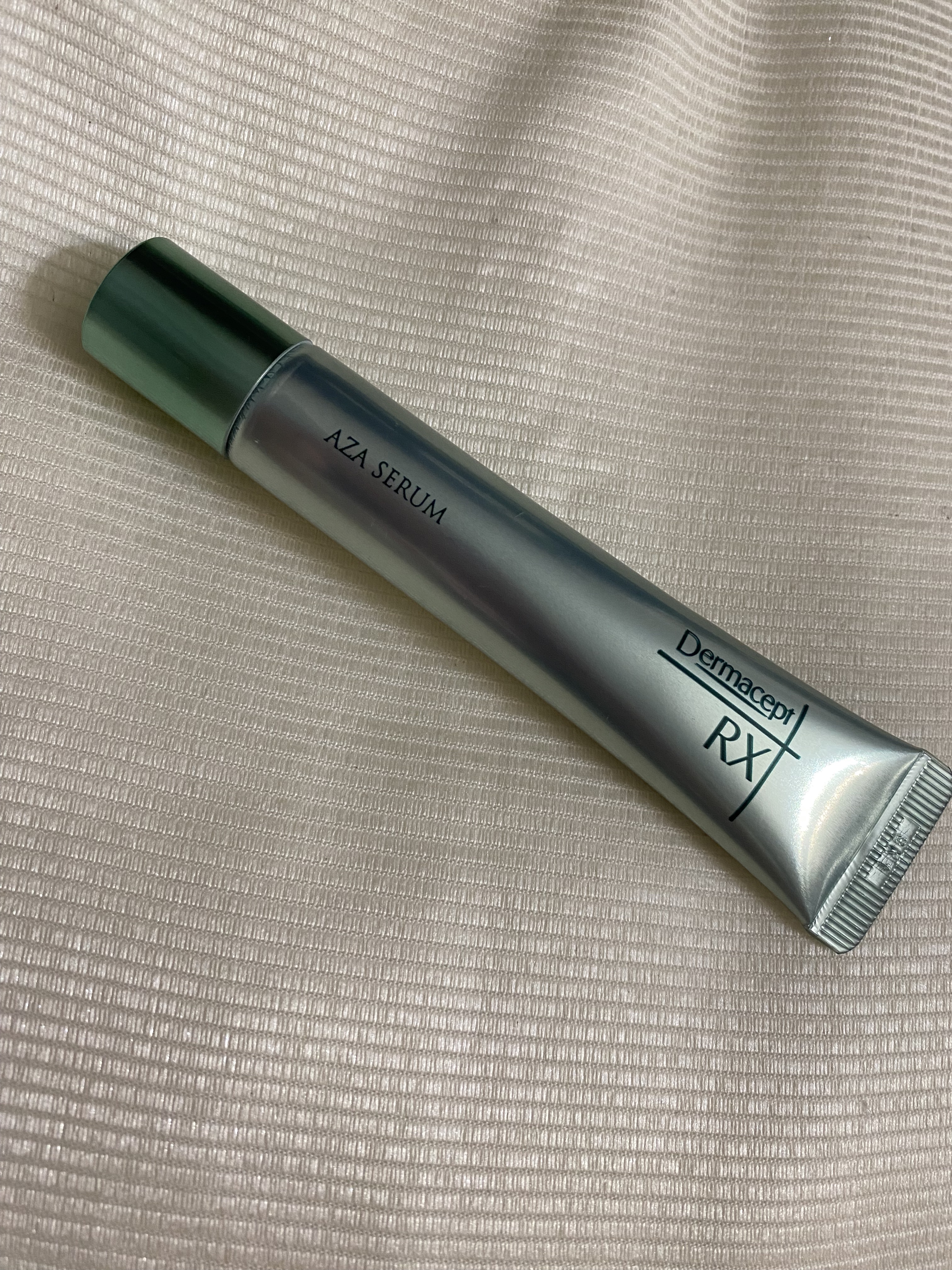 ダーマセプトRX　AZAセラム

毛穴をテーマにスキンケアを改善してきたら、
snsで見かけて購入しました。

肌整えるクリーム
毛穴
ニキビ


ニベアより似た感じもしますが、
少量で塗った箇所は、そこにとどまりかなりの密着度！

はじめ