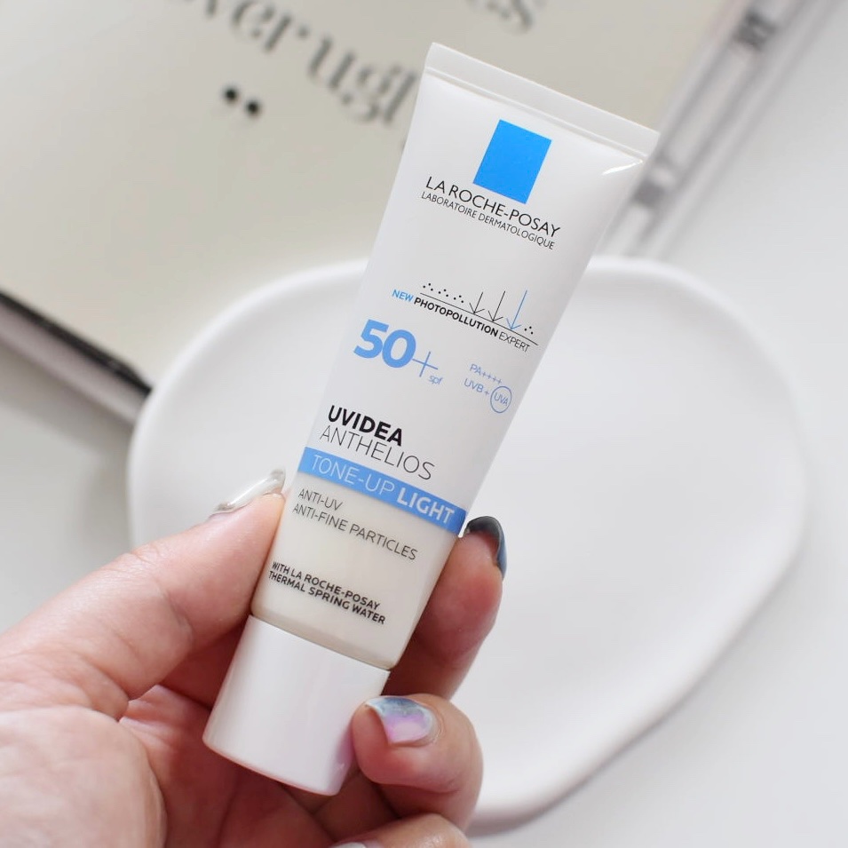 毎朝のスキンケアが終わると必ず塗る
大好きな日焼け止め❤️

ラロッシュポゼ トーンアップuv 

敏感肌に使えることはもちろん、
一番のごり押しポイントは、「日焼け止め」を
塗っている感覚がない！とにかく軽いこと！

嫌なべたつきもなく、