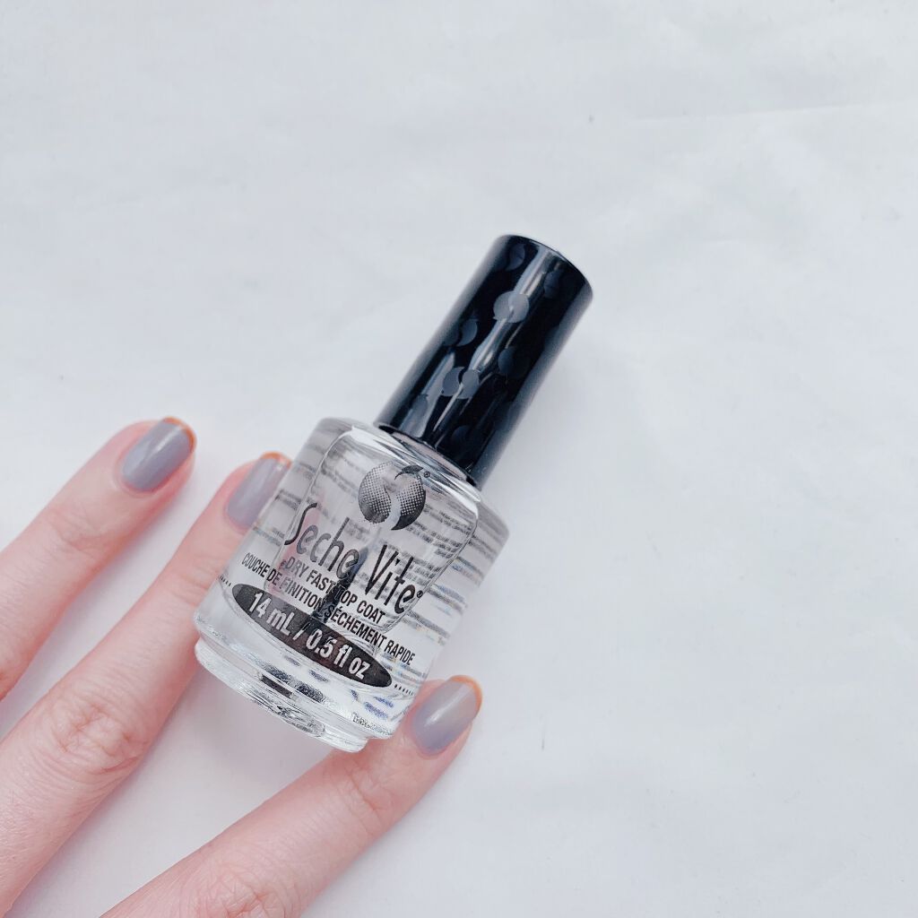 ○セシェ  セシェ・ヴィート



ずっと気になってたトップコート

ちゅるんとした仕上がり
重ねるとぷっくり見えて可愛い

とにかく速乾
表面はすぐつるつる

少し香りは強めかな？

たっぷり塗りすぎると少し気泡ができるかも

一本持って