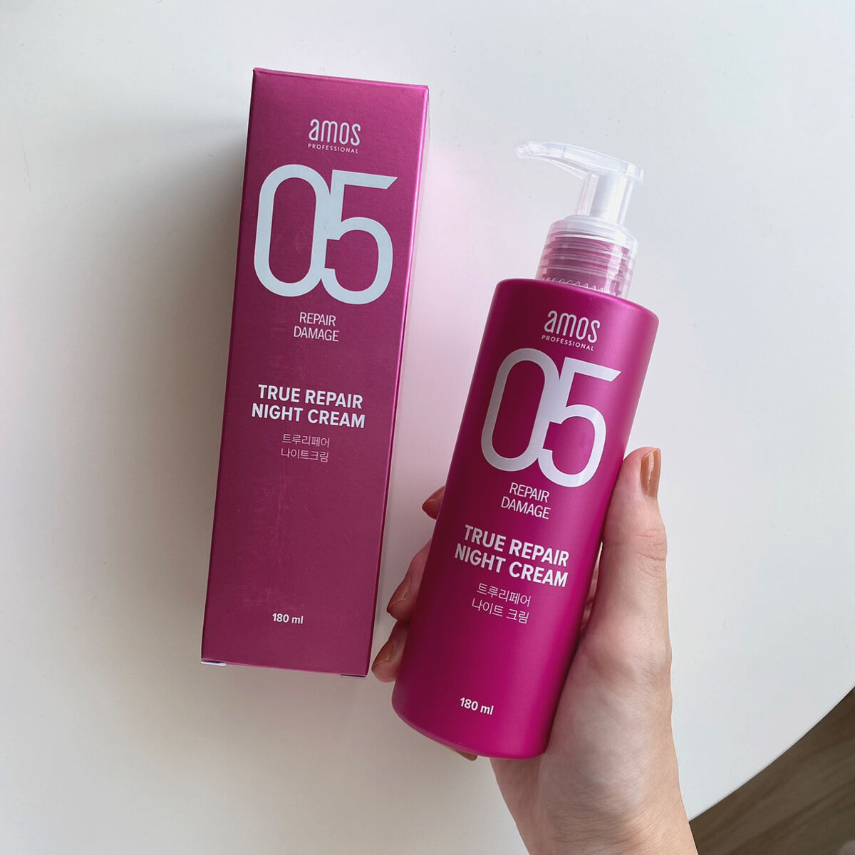 前回投稿したヘアBBクリームと一緒に
購入していたナイトクリーム🌙

こちらは就寝前に使用するトリートメント！

ポンプ式で使いやすい◎

寝る前に使うトリートメントなんて初めてでとっても新鮮でした😳✨

香りは結構強め！桃？みたいな香