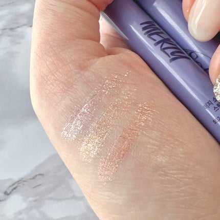 ムンユ on LIPS 「華やかなパールのアイシャドウ💫💫使いやすいスティック型で初心者..」(4枚目)