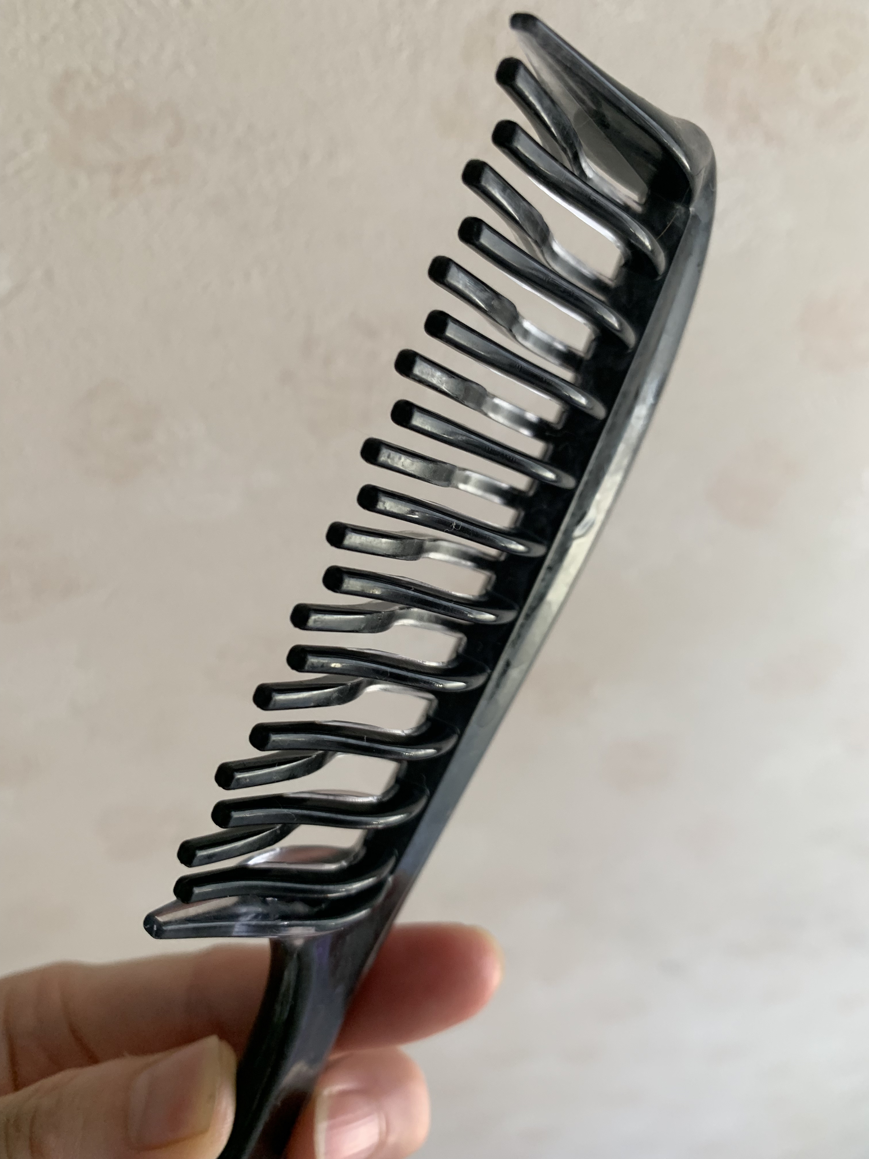 DAISO 絡まりやすい髪のスタイリングにヘアコームのクチコミ「DAISOで面白いヘアコームを見つけたのでご紹介します😊

✼••┈┈••✼••┈┈••✼••.....」（2枚目）