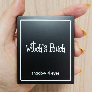 イエローアイシャドウが使いたい！

【使った商品】
Witch's Pouch　シャドウフォーアイズ　SD-1
【商品の特徴】
Witch's Pouchのアイシャドウです。
イエローアイシャドウが使いたくて購入しました。
【使用感】
第一印象がかなりシアー発色だなぁ、と言うことです。
上段のイエローに引かれて購入したのですが、はだ馴染み発色で良く言えば普段使いしやすい、悪く言えば発色が薄いイエローです。
少しづつ重ねていけば発色してくるのですが、イエローだけは発色が薄く、あえてシアーにしているのかな？と言う印象です。
どのカラーにもラメが入っているのですが、オレンジブラウン以外はマットに見えます。
【良いところ】
普段使いしやすいイエローシャドウです。
色もしめいろ以外は淡い発色なので、ナチュラルなメイクにも持ってこいです。
適当に指やチップでのせても、淡い発色なので何となくブレンディングでき、時短メイクにもピッタリ。
私はメイクが濃くなりがちなので、発色で濃さをセーブできるのは良いです。
メイクのもちも良いです。
また同価格帯のアイシャドウの中ではパッケージがしっかりしていて、鏡も大きくて、チップも使いやすいです。
【イマイチなところ】
イエローが目立たない+ラメ感があまりないので、個人的には後もう一歩物足りない印象です。
この微かなラメ感ならば逆にハイライト以外は全部マットだったら良かったなぁ～と思ったり。
イエローで夏メイクしたい！と思っていた私の予想とは違う使い心地でした。
また、しめ色がいきなり濃いブラウンなので、調整しないとしめ色だけ濃くなります。


違う方向に期待してしまったの、残念に思うところもありましたが、普段使いやすいパレットです。の画像 その1