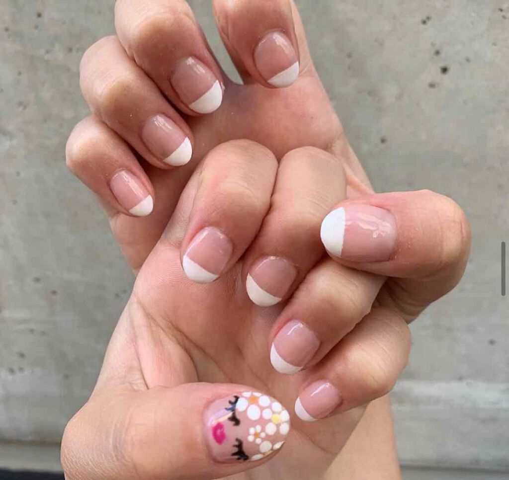 ⌇ネイル⁝(ृ •́௰•̀ ृ　)ु⁝
・
・
ちょっと前にしたネイル！
シンプルだけどおしゃれに
見えるデザインが好き⊂( ・ ̫・ )⊃💗💗
・
・
#オフィスネイル #シンプルネイル #ネイルデザイン #ネイル 