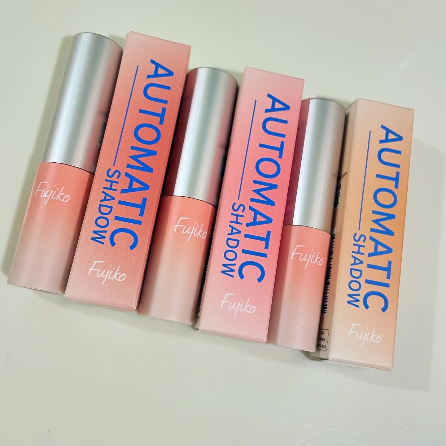 Fujiko オートマチックシャドウのクチコミ「＼旬のミュートメイクなオススメ／

これ1本でアイメイク完了‼️
Fujikoオートマチックシ.....」（2枚目）