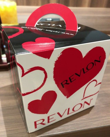 こんばんは〜！🤗💕
Revlonの福袋GETしました〜！
ファンデーションが色が濃くて私には合いませんでしたが、ペンシルライナーとルージュとアイシャドウは良いです！
これで2000円なのでとてもお得だと