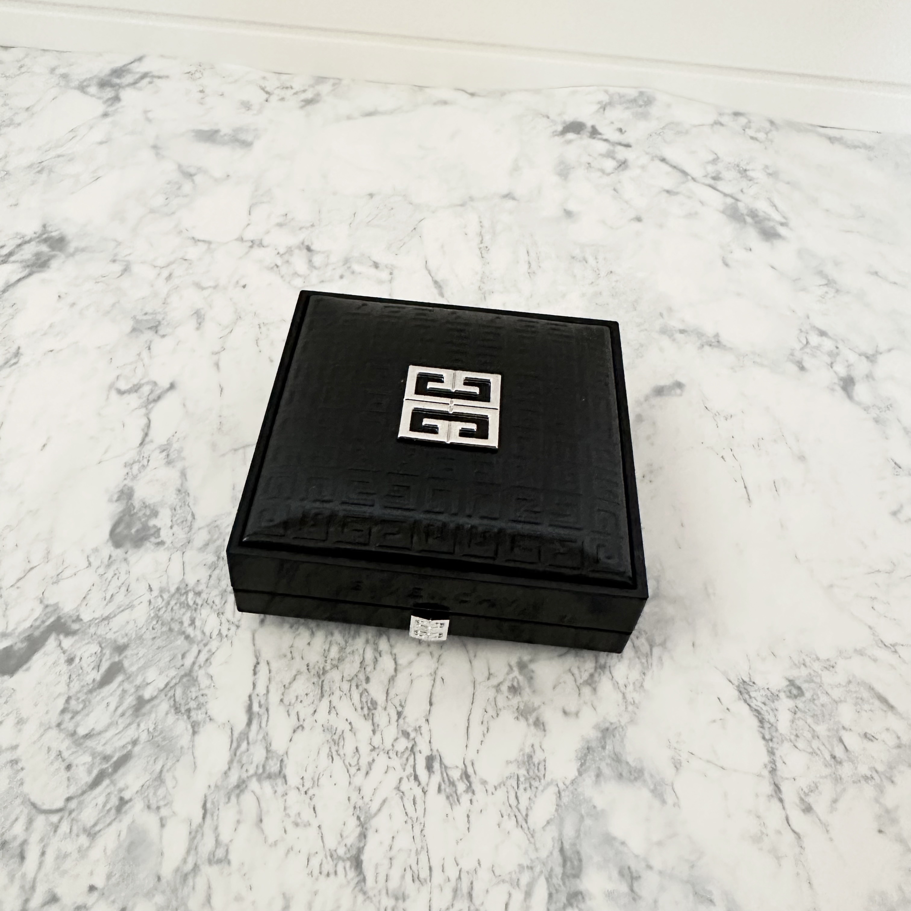 プリズム・リーブル・スキンケアリング・グロウ・クッション 1-N95	/GIVENCHY/クッションファンデーションを使ったクチコミ（1枚目）