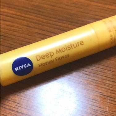 NIVEA

ディープモイスチャーリップ
はちみつの香り🐝🍯

こちらはメイクをする前に保湿するために
唇に塗っているリップクリームです！

さすがNIVEA！！
かなり保湿されます！

ですが1つ難点