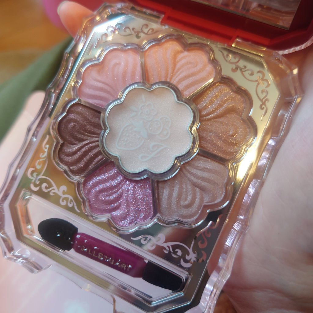 可愛すぎるジルスチュアートのクリスマスコフレ🥹昨日受け取ってきました✨
1番のお目当てだったアイシャドウですが、 思ってたよりピンク感少なめで誰でも使いやすそうです🌟

パッケージも可愛くて、 ラメ感もちゃんとあるアイシャドウで使うのが