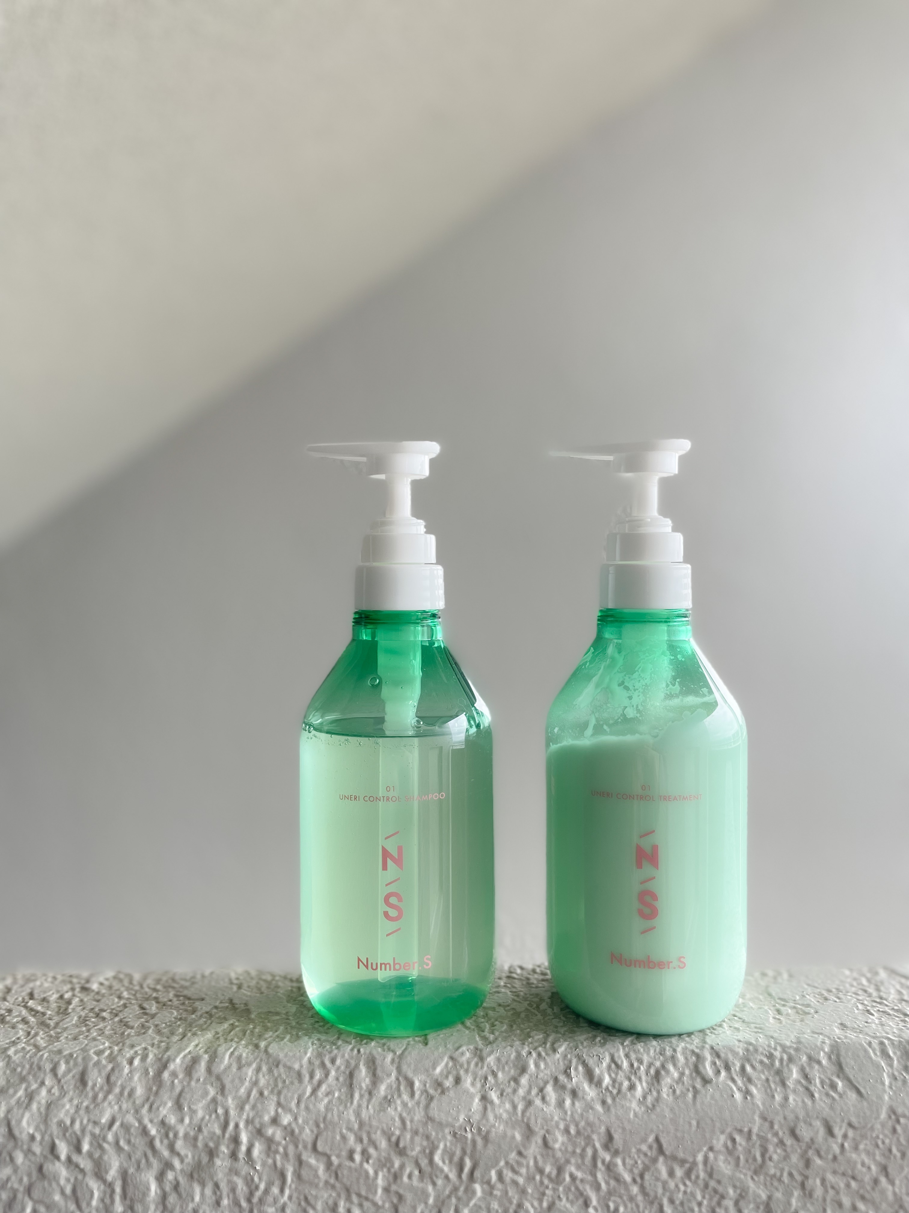 梅雨時期のうねりが気になる！
元々癖毛なので、この時期は広がるのも悩みのタネ...
ということで話題の#髪骨格シャンプー を使ってみました。
縮毛補正発想で、うねりやクセの髪質を補正してくれるんです。
サロン成分「ファイバーハンス」で、する