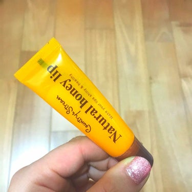 今回のおススメはカントリー&ストリームの
Natural Honey Lipです♡  
使ってる方も多いかもしれません☺️

こちらのリップはガザガザだった私の唇を
ぷるぷるにしてくれた救世主的リップで