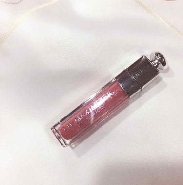 Dior🍀アディクトリップ  マキシマイザー  

💄08  スパークリングピンク💄

01のピンクは柔らかい色味で、私の唇に単色でのせると血色悪く見えていたので、必ず他のリップの下地に使ってました

