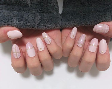 チェックネイル
セリアのジェルネイルで簡単チェックネイル💅🏼

1.milkypinkとWhiteを混ぜて色を少し薄くして全体に塗る→硬化→2度塗り→硬化

2.smokypinkをクリアジェルと混ぜる