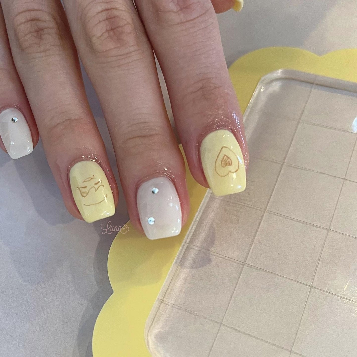 Iuna. Mizuki on LIPS 「.落描き💛#nail#nailstagram#gelnail#..」(2枚目)